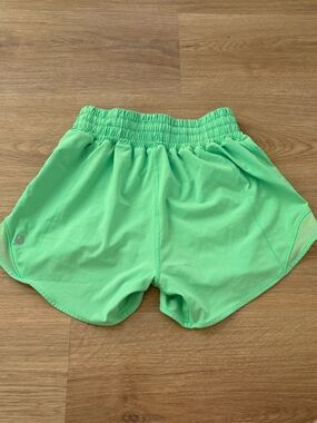 lululemon athletica Pistaschio Hotty Hot shorts - 2.5 inseam - 2 - NO LINER
